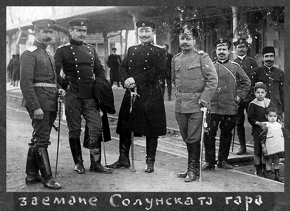 Майор Максимов, вторият отляво